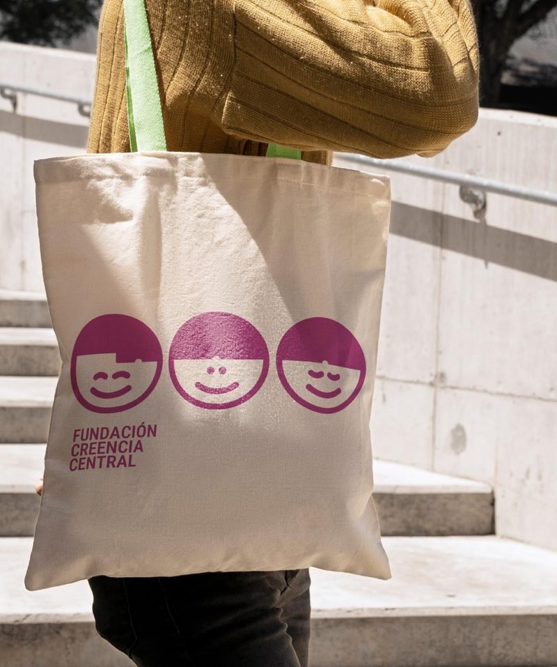 Bolso con los íconos de Fundación Creencia Central